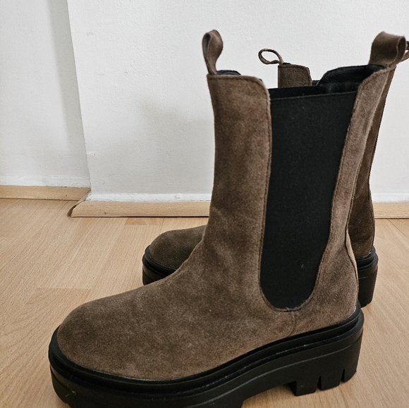 Lug Suede Chelsea Brown Dunnes Boots - Picture 4 of 7